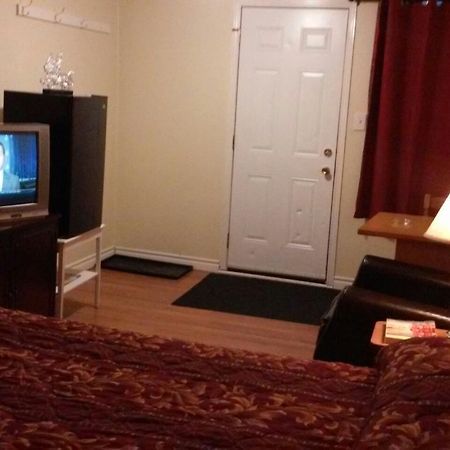 Leisure Motel Виндзор Экстерьер фото