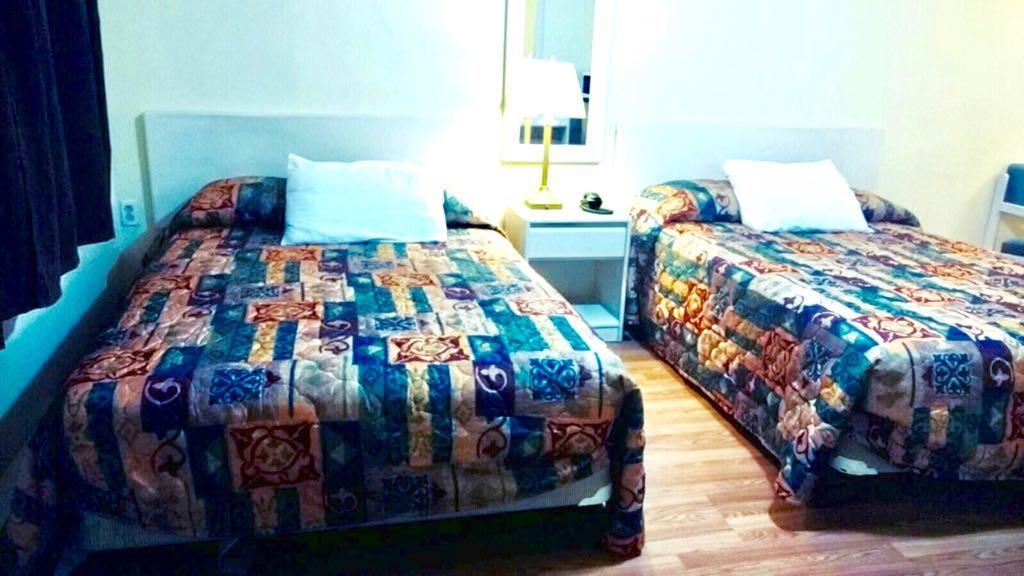 Leisure Motel Виндзор Экстерьер фото