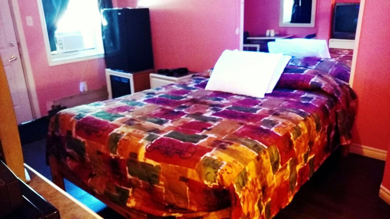 Leisure Motel Виндзор Экстерьер фото