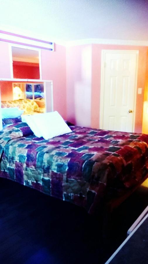 Leisure Motel Виндзор Экстерьер фото