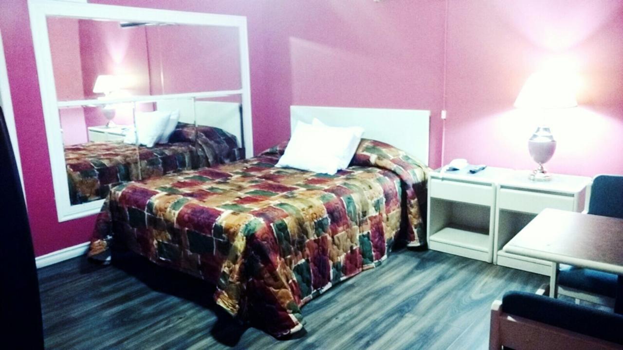 Leisure Motel Виндзор Экстерьер фото